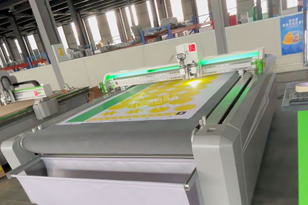 得馬F11高速巡邊裁切機(jī)實(shí)拍