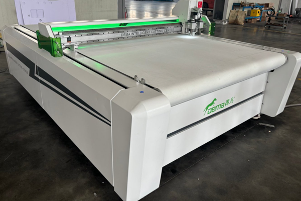 得馬F11高速裁切機(jī)