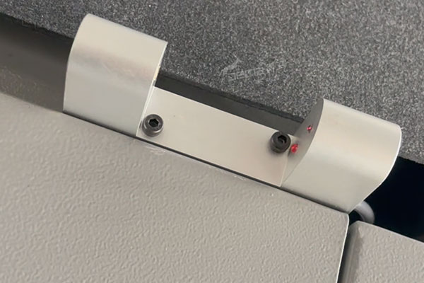 得馬F11高速裁切機(jī)激光對(duì)刀儀