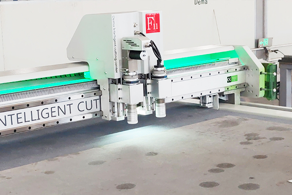 得馬F11高速裁切機(jī)